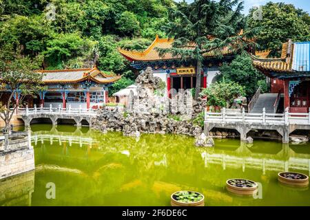 Yuantong tempio buddista vista con edifici e stagno d'acqua in Kunming Yunnan Cina Foto Stock