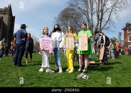 Hereford, Herefordshire, Regno Unito – mercoledì 31 marzo 2021 – i manifestanti manifestano sul Cathedral Green contro il nuovo Bill di polizia, criminalità, condanna e tribunali ( PCSC ) che ritengono limiteranno i loro diritti alla protesta legale. Photo Steven May / Alamy Live News Foto Stock