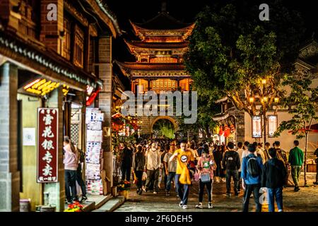 Dali Cina , 5 ottobre 2020 : la città vecchia di Dali Wuhua Lou torre illuminata di notte con la gente in Dali Yunnan Cina Foto Stock