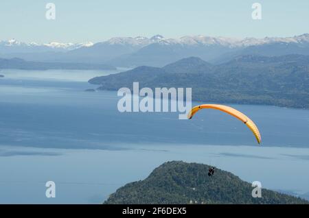 parapendio sul lago nahuel huapi a bariloche, argentina, sport estremi, concetto di libertà, serenità, piacere Foto Stock