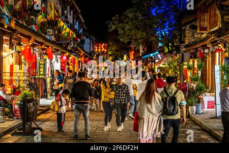 Dali Cina , 5 ottobre 2020 : Dali vecchia strada città chiamata Foreigner strada piena di persone di notte in Dali Yunnan Cina Foto Stock