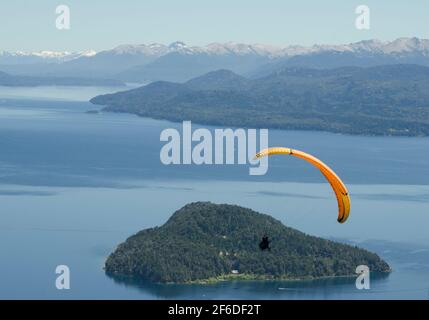 parapendio sul lago nahuel huapi a bariloche, argentina, sport estremi, concetto di libertà, serenità, piacere Foto Stock