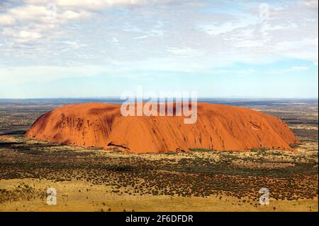 Veduta aerea di Uluru, nel Parco Nazionale Uluṟu-Kata Tjuṯa, territorio del Nord, Australia. Foto Stock