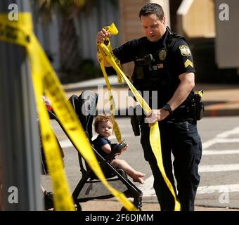 Virginia Beach, Stati Uniti. 26 Marzo 2021. Un agente di polizia di Virginia Beach abbatta la polizia lungo Atlantic Ave. Al Oceanfront Sabato, 27 marzo 2021, mattina, dopo una uccisione mortale la notte prima. (Foto di Stephen Katz/The Virginian-Pilot/TNS/Sipa USA) Credit: Sipa USA/Alamy Live News Foto Stock