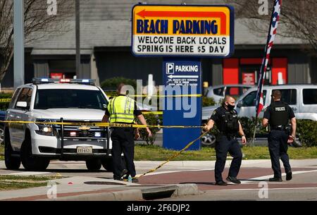 Virginia Beach, Stati Uniti. 26 Marzo 2021. La polizia di Virginia Beach ha messo su nastro di polizia attraverso Pacific Ave. All'Oceanfront Sabato, 27 marzo 2021, mattina dopo un tiro mortale la notte prima a Virginia Beach, Va. UN paio di sparatorie mortali durante la notte lungo la spiaggia di Virginia Beach ha ferito diverse persone in una scena descritta dalle autorità il sabato come "molto caotico". (Stephen Katz/The Virginian-Pilot/TNS/Sipa USA) Credit: Sipa USA/Alamy Live News Foto Stock