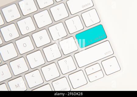 Il tasto di ritorno su una tastiera di computer di colore blu, con la domanda è questo sicuro come un concetto di frode online Foto Stock