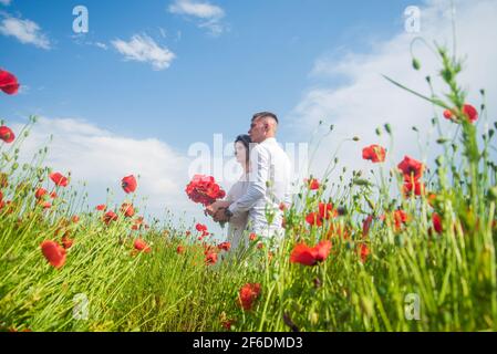 coppia romantica abbraccio tra papaveri, amore e romanticismo. oppio. Foto Stock