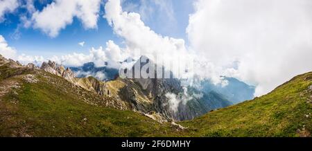 Vista panoramica sulla montagna Erlspitze e Freiungen in Tirolo, Austria Foto Stock