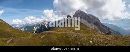 Vista panoramica sulla montagna Erlspitze e Freiungen in Tirolo, Austria Foto Stock