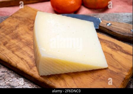 Collezione di formaggi, pezzo di formaggi duri del manchego curado spagnolo primo piano Foto Stock