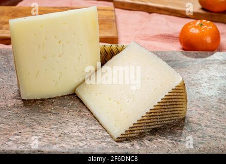 Collezione di formaggi, pezzi di formaggio spagnolo duro manchego curado, viejo e Iberico primo piano Foto Stock