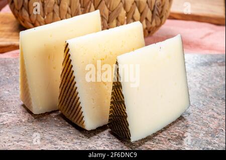 Collezione di formaggi, pezzi di formaggio spagnolo duro manchego curado, viejo e Iberico primo piano Foto Stock