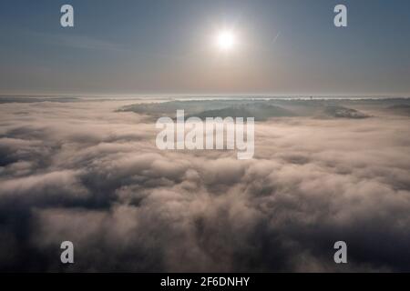 La nebbia della mattina presto coperte il fiume Ohio sopra il centro di Cincinnati E Kentucky, mentre il sole illumina gli edifici e i ponti attraverso le nuvole della nebbia Foto Stock