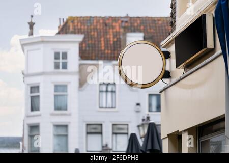 Cartello circolare vuoto per il punto vendita con cartello stradale con logo circolare vuoto per il punto vendita. Foto Stock