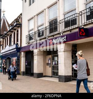 Epsom Surrey London UK, marzo 31 2021, Woman Walking passando accanto A una filiale di High Street della National Westminster Bank Foto Stock