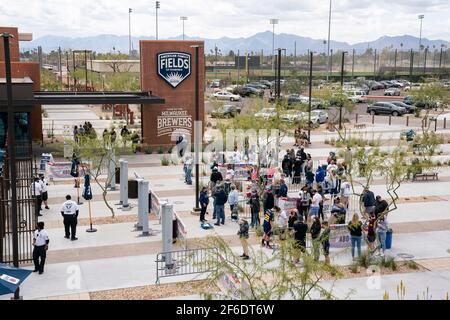 I fan aspettano di partecipare alla partita dei Chicago White Sox contro i Milwaukee Brewers presso gli American Family Fields di Phoenix durante una partita di allenamento primaverile, Frida Foto Stock