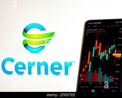 Ucraina. 31 Marzo 2021. In questa illustrazione sono riportate le informazioni del mercato azionario di Cerner Corporation visualizzate su uno smartphone con il logo Cerner Corporation sullo sfondo. (Foto di Igor Golovniov/SOPA Images/Sipa USA) Credit: Sipa USA/Alamy Live News Foto Stock