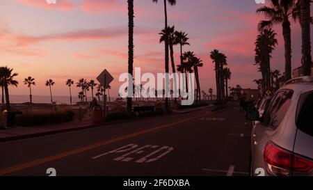 Oceanside, California USA - 27 Jan 2020: Silhouette di palme, cielo crepuscolo, atmosfera crepusca nightfall. Spiaggia tropicale dell'oceano pacifico, tramonto afterglow aes Foto Stock