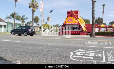 Oceanside, California USA - 20 Feb 2020: Wienerschnitzel hot dog fast food sulla pacific Coast Highway 1, storica Route 101. Palme sulla strada, strada Foto Stock