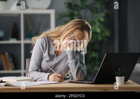 Studente che usa il computer portatile a casa Foto Stock