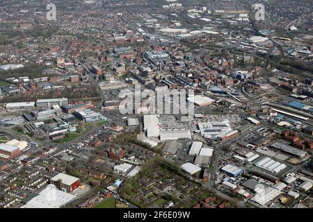 Vista aerea dello skyline del centro di Bolton, con il Bolton Shopping Park in primo piano, Greater Manchester Foto Stock
