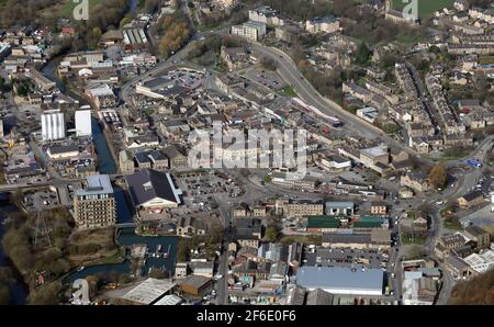 Vista aerea del centro di Brighouse dall'Est con Negozio Lidl in primo piano e Sainsburys al Svolta a sinistra sul fiume Calder Foto Stock