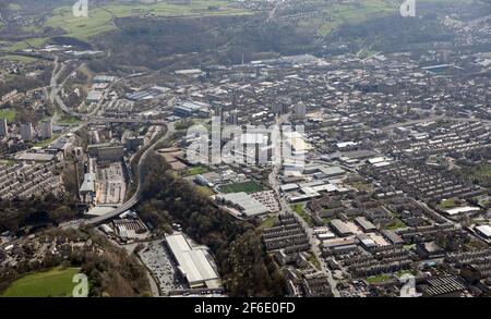 Vista aerea di Halifax dal Nord Ovest guardando giù Pellon Lane verso il centro città, con Crossley Retail Park in primo piano Foto Stock
