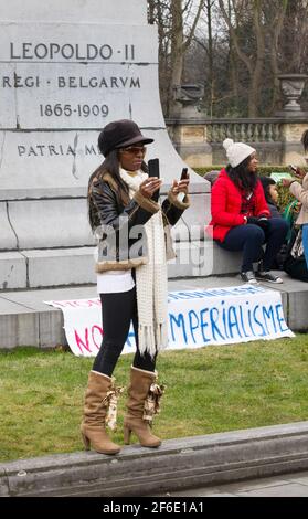 donna due telefoni cellulari Foto Stock