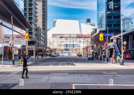 Vuota il viale del centro di Toronto a causa della pandemia del Covid-19 Foto Stock