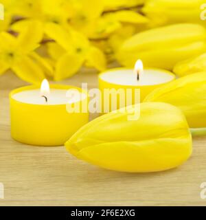 Decorazione Primavera gialla con candele e tulipani Foto Stock