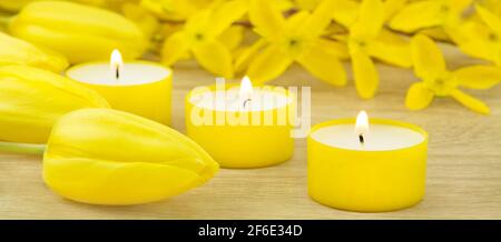 Decorazioni gialle con closeup di candele e tulipani Foto Stock