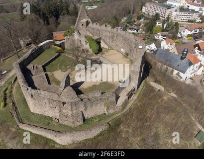 Lindenfels, Germania. 31 Marzo 2021. Solo pochi visitatori camminano attraverso l'altopiano del castello di Lindenfels nonostante il tempo soleggiato (vista aerea con un drone). Il castello è una delle attrazioni più famose di Odenwald. Credit: Boris Roessler/dpa/Alamy Live News Foto Stock