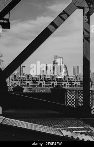 Lo skyline di Londra dal Wapping Wall Foto Stock