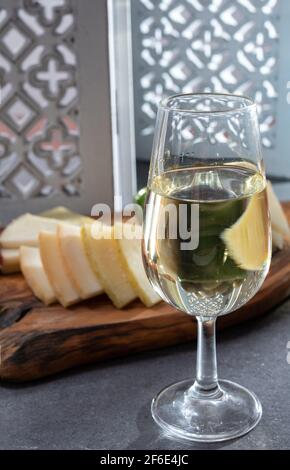 Degustazione di vino di finsherry andaluso fortificato con tapas tradizionali spagnole, olive verdi, formaggio di capra e pecora manchego Foto Stock