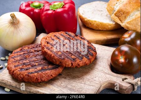 Gustoso hamburger alla griglia preparato con imitazione vegetariana a base di piante macinate carne di semi di soia Foto Stock