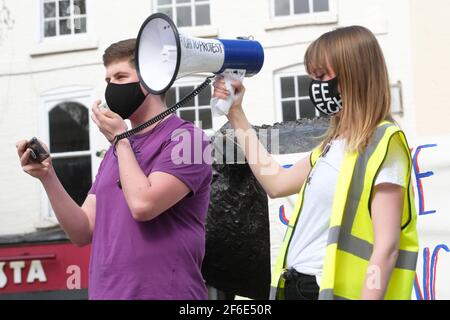 Hereford, Herefordshire, Regno Unito – Mercoledì 31 marzo 2021 – i manifestanti si riuniscono per ascoltare i discorsi nel centro di Hereford contro la polizia, il crimine, le sentenze e i tribunali Bill ( PCSC ). Circa 200 manifestanti hanno partecipato alla protesta - il PCSC Bill limiterà i loro diritti alla protesta legale. Photo Steven May / Alamy Live News Foto Stock