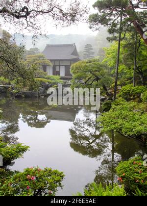 Una vista del tempio con giardini e laghetto. In una giornata grigia, piovosa e nebbiosa al tempio di Ginkaku-ji a Kyoto, Giappone. Foto Stock