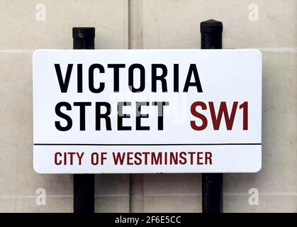 Londra, Inghilterra, Regno Unito. Indicazioni stradali: Victoria Street, SW1, City of Westminster Foto Stock