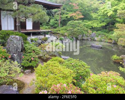 Una vista del tempio con giardini e laghetto. In una giornata grigia, piovosa e nebbiosa al tempio di Ginkaku-ji a Kyoto, Giappone. Foto Stock