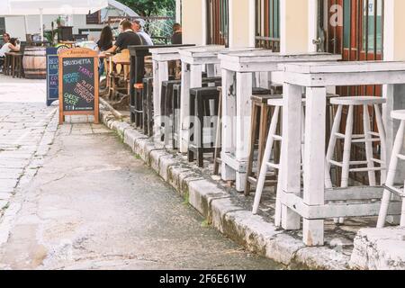 1 settembre 2018, Porec, Croazia. Street cafe a Porec. Tavoli in legno bianco sono esposti all'esterno in estate. Editoriale Foto Stock