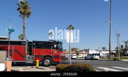 Oceanside, California USA - 8 Feb 2020: Motore fuoco rosso sulla strada della città vicino Los Angeles. Vigili del fuoco veicolo o camion, Dipartimento dei vigili del fuoco americano ca Foto Stock