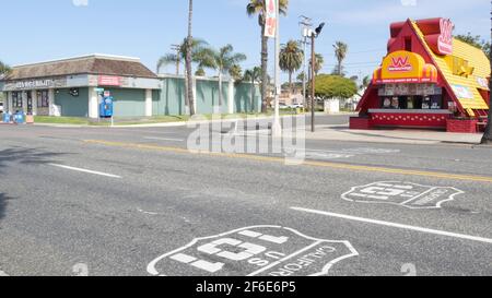 Oceanside, California USA - 20 Feb 2020: Wienerschnitzel hot dog fast food, pacific Coast Highway, percorso storico 101. Palme sulla strada, strada alon Foto Stock