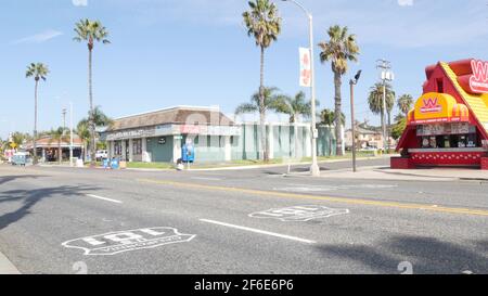 Oceanside, California USA - 20 Feb 2020: Wienerschnitzel hot dog fast food, pacific Coast Highway, percorso storico 101. Palme sulla strada, strada alon Foto Stock