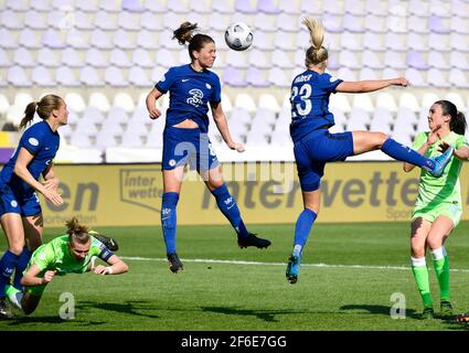 Budapest, Ungheria. 31 Marzo 2021. Calcio, Donne: Champions League, VfL Wolfsburg - LFC Chelsea, round a battente, quarti di finale, seconde gambe. Alexandra Popp di Wolfsburg (l) in azione contro Melanie Leupolz di Chelsea (m) e Pernille Harder (2° da destra). Credit: Marton Monus/dpa/Alamy Live News Foto Stock