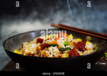 Spam fritto in casa riso fuoco selettivo Foto Stock