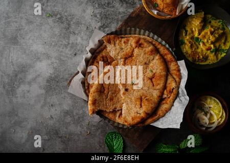 Naan di grano integrale - pane piatto indiano servito con korma di pollo, fuoco selettivo Foto Stock