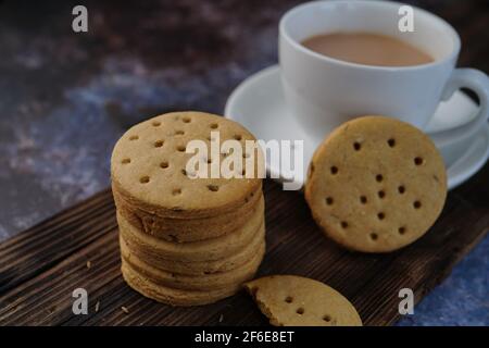 Biscotti indiani atti fatti in casa - biscotti di Cumin di grano intero serviti con tè, fuoco selettivo Foto Stock