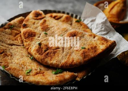 Naan di grano integrale - pane piatto indiano servito con korma di pollo, fuoco selettivo Foto Stock