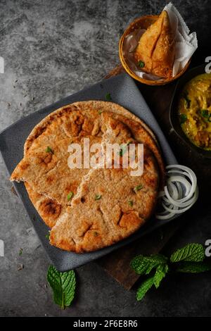 Naan di grano integrale - pane piatto indiano servito con korma di pollo, fuoco selettivo Foto Stock