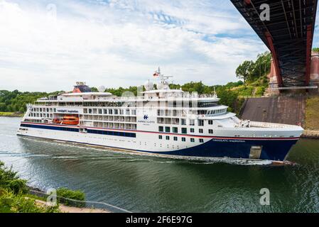 Kiel, 2020 agosto - Das Kreuzfahrtschiff ispirazione ANSEATICA im Nord-Ostsee-Kanal passiert die Hochbrücke von Levensau Foto Stock